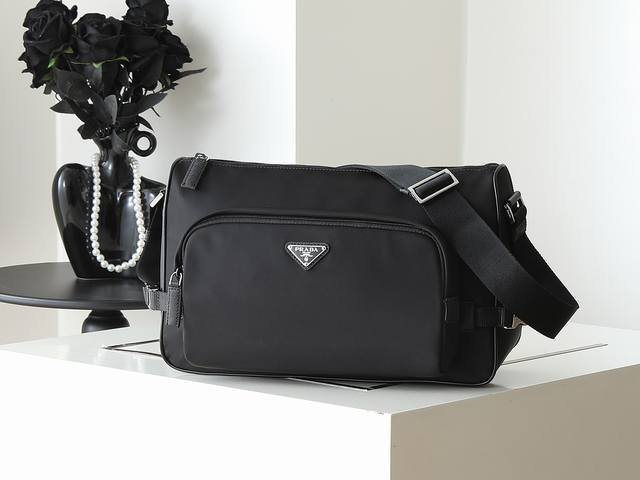 New Messenger Bag 2Vh191 Large The sporty functionality of this shoulder bag is