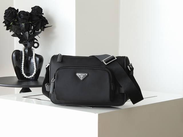 New Messenger Bag 2Vh192 Small The sporty functionality of this shoulder bag is