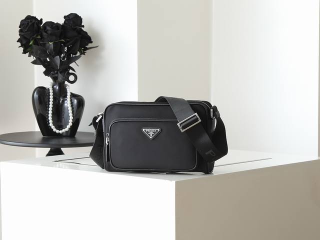 New 2Vh190 Shoulder bag This shoulder bag is made of imported Saffiano leather a