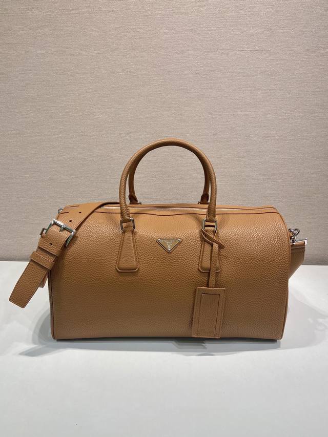 New Travel Bag 2Vc048 372 This travel bag is made of soft leather with a natura