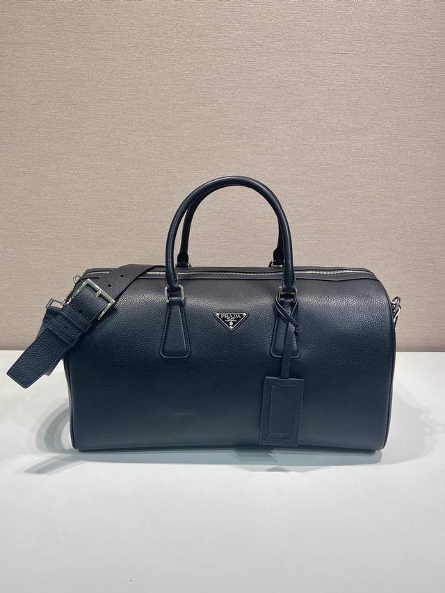 New Travel Bag 2Vc048 372 This travel bag is made of soft leather with a natura
