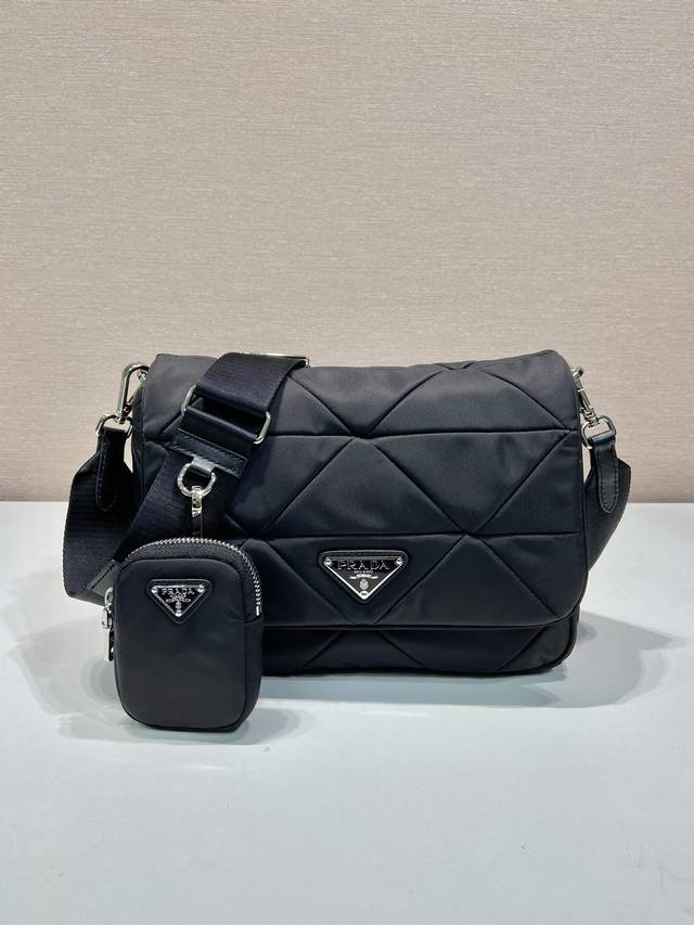 New three-in-one 1Bd290 Medium Medium This three-in-one women's bag is made of