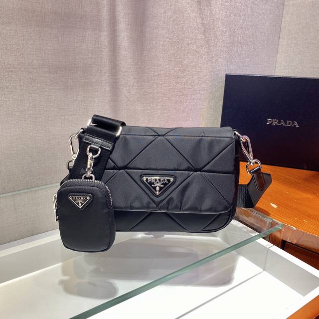 New three-in-one 1Bd292 This three-in-one women's bag is made of imported nylon