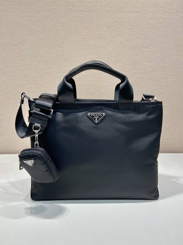 Upgraded version of the unisex briefcase 1Bg876A original order, made of import