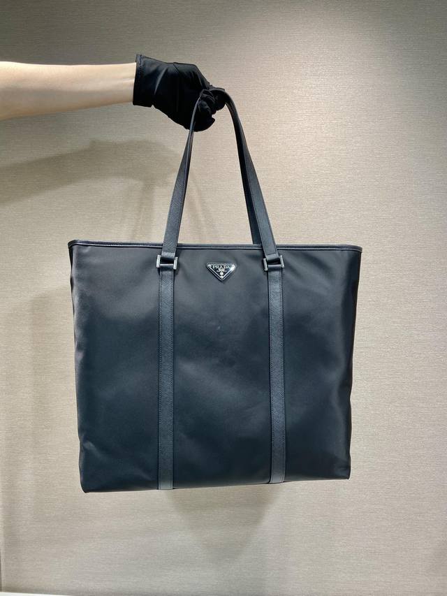 New Tote Bag 2Vg112 This tote bag is made of Re-Nylon, decorated with Saffiano