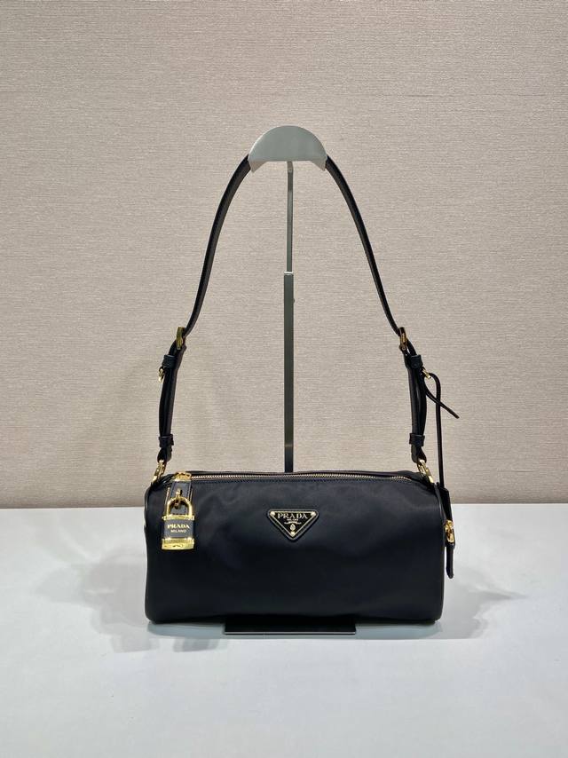New 1Bc233 Nylon Lock Bag This Tessuto Locker shoulder bag is modern and versat