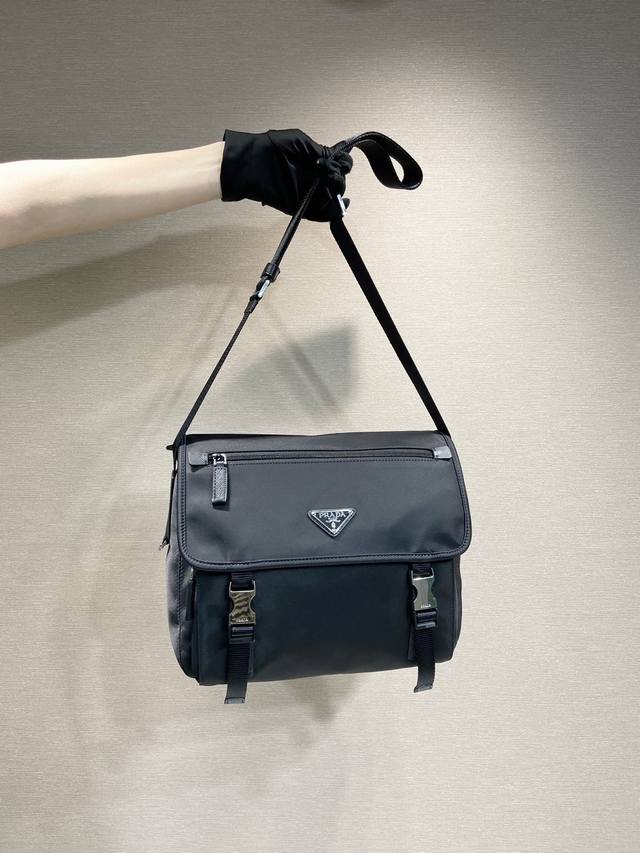 New messenger bag 1Bd953 This messenger bag is decorated with Saffiano leather d