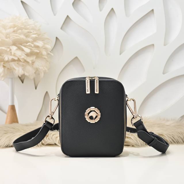 Stefano Ricci-The latest men's messenger bag from Stefano Ricci is made of impor