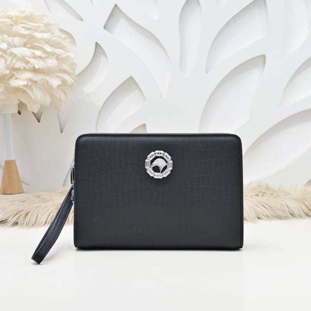 Stefano Ricci-The latest men's clutch bag from Stefano Ricci is made of imported