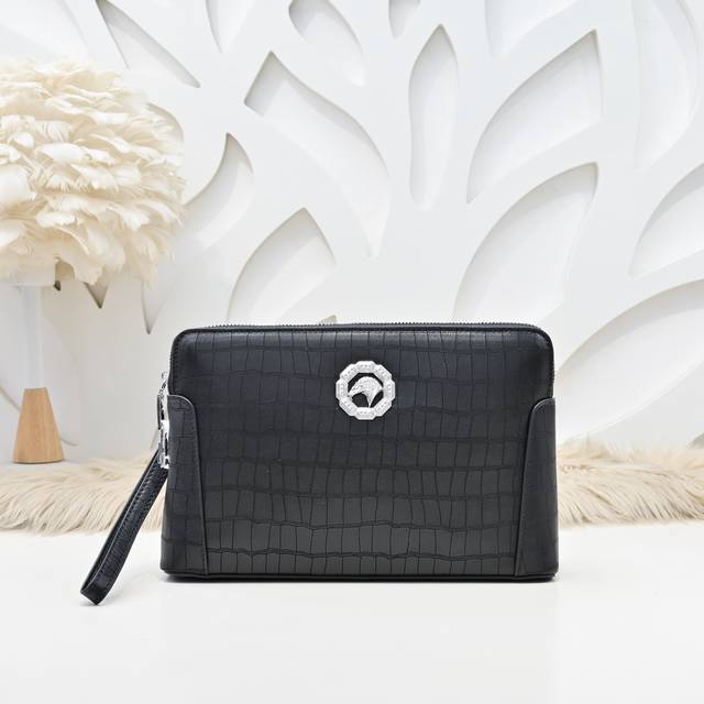 Stefano Ricci-The latest men's handbag from Stefano Ricci is made of imported ca