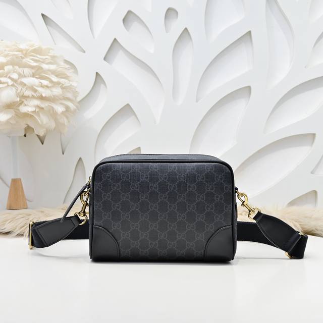 Gucci-Gucci's latest crossbody shoulder bag is made of imported calfskin leather