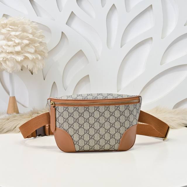 Gucci- Gucci's latest chest bag is made of imported calfskin leather. It feels s