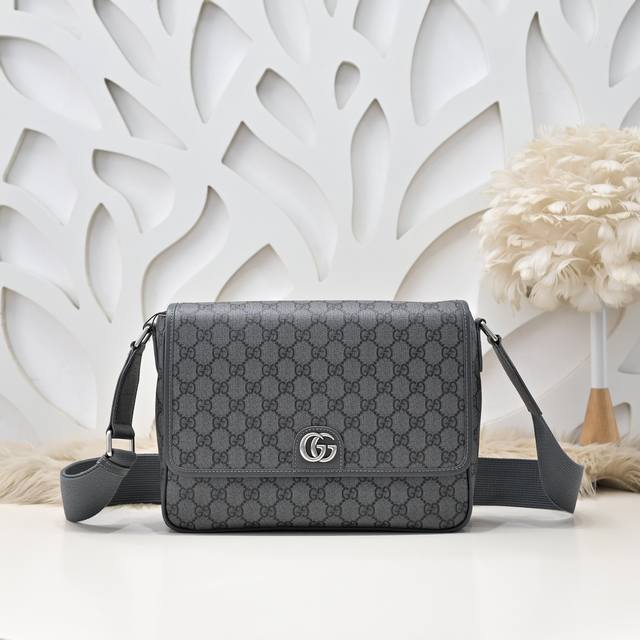 Gucci-Gucci's latest men's messenger bag is made of imported calfskin leather. I