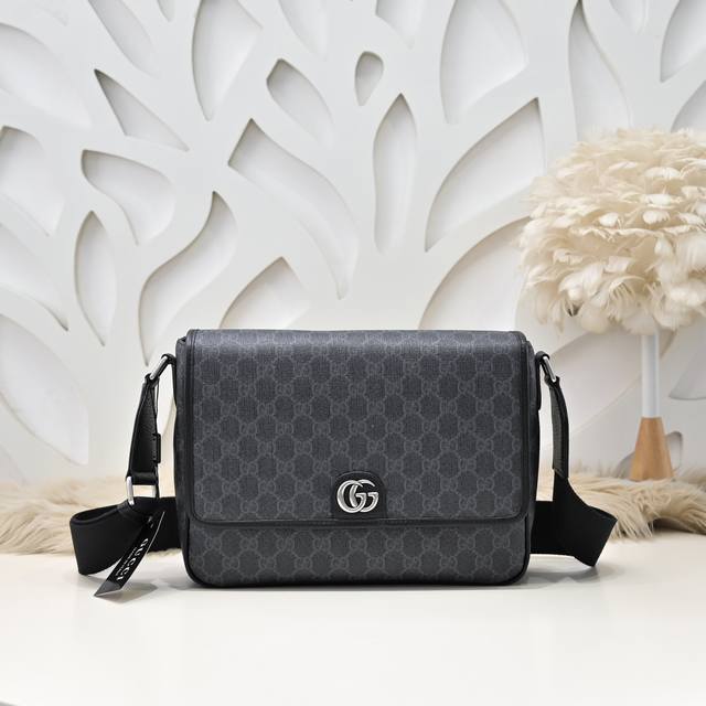 Gucci-Gucci's latest men's messenger bag is made of imported calfskin leather. I