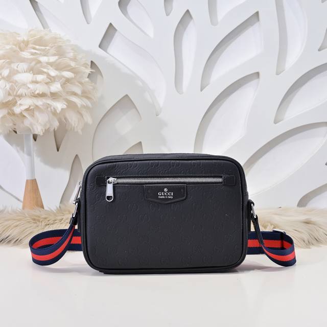 Gucci-Gucci's latest men's messenger bag is made of imported calfskin leather. I