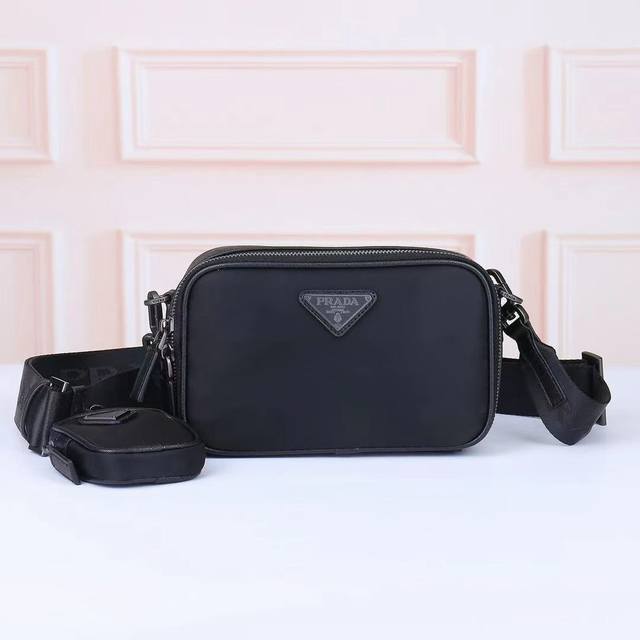 Prada-Prada's latest men's messenger bag official website uses original imported