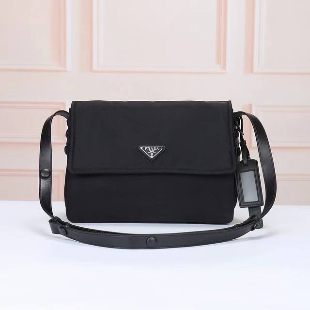 Prada-Prada's latest crossbody bag, medium size. The official website uses the o