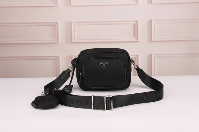 Prada-Prada's latest Hobo camera bag official website uses original imported wat