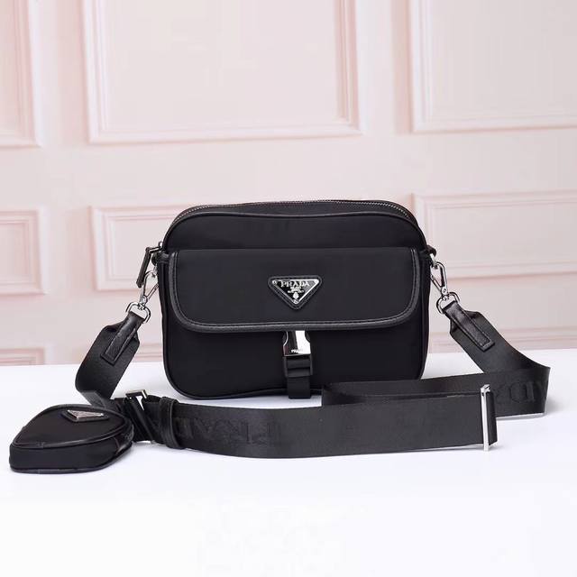 Prada-Prada's latest upgraded messenger bag. The official website uses the origi