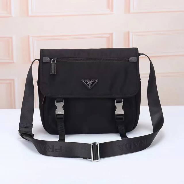Prada-Prada's latest crossbody bag. The official website uses the original impor