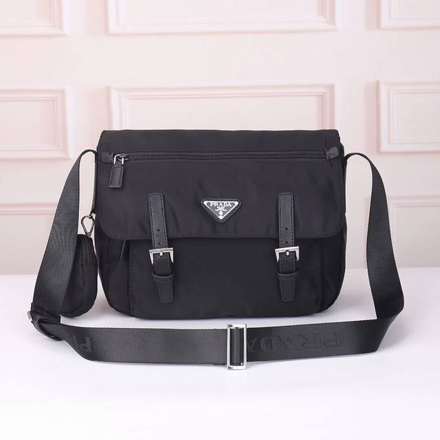 Prada-Prada's latest upgraded messenger bag. The official website uses the origi