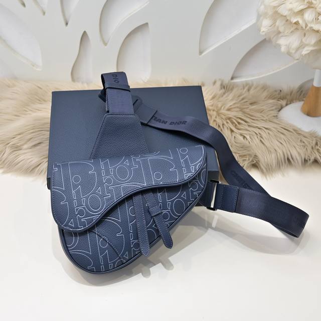 Dior-The latest chest bag and saddle bag from Dior counters are available on the