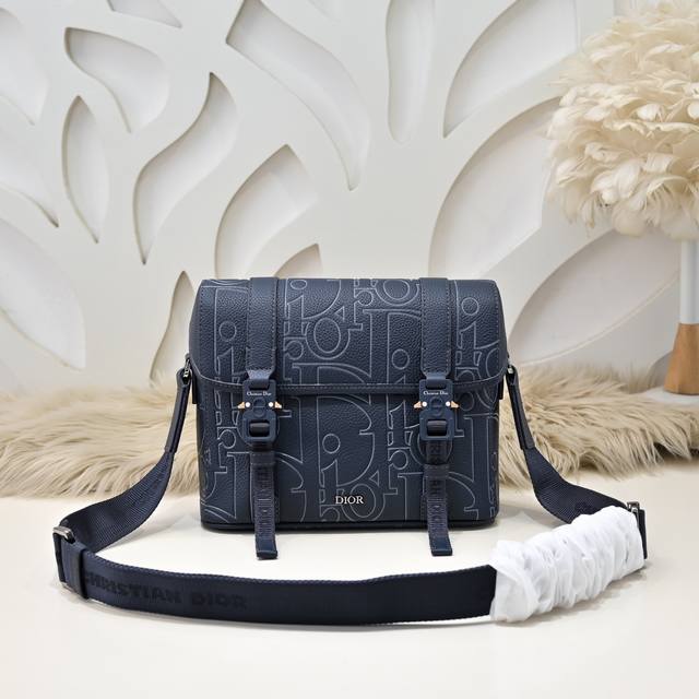 Dior-The latest crossbody bag from Dior counters. The messenger bag is synchroni