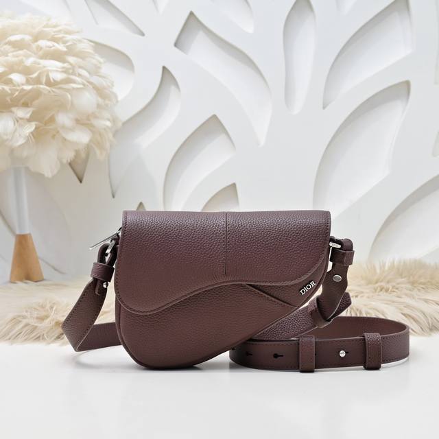Dior - Dior's latest mini saddle bag shoulder bag. This is the new product of th