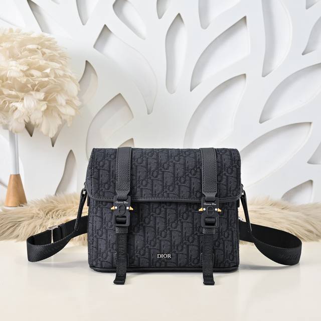 Dior - Dior's latest messenger bag shoulder bag. The official website uses embos