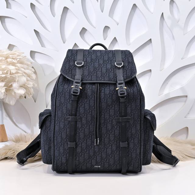 Dior - The latest backpack from Dior counters. Synchronized with the official we