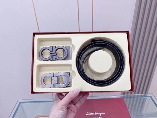 1 strap with two buckles 1 strap with 1 buckle Brand: Salvatore Ferragamo Grade:
