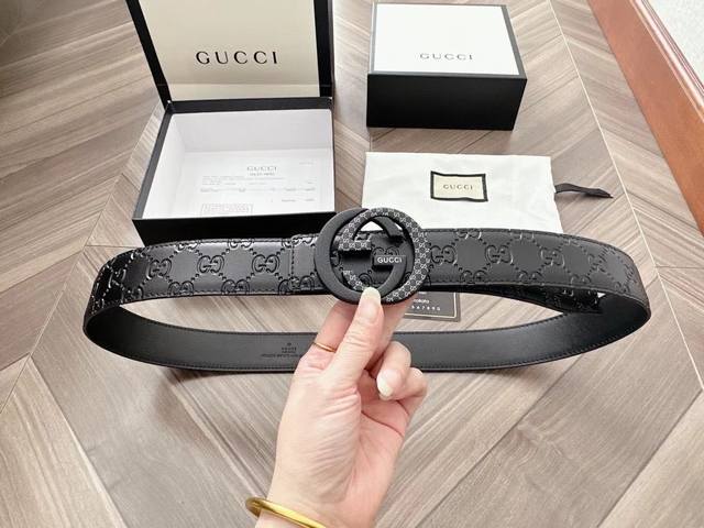 Gucci The new interlocking G buckle is deeply influenced by the brand's brillian