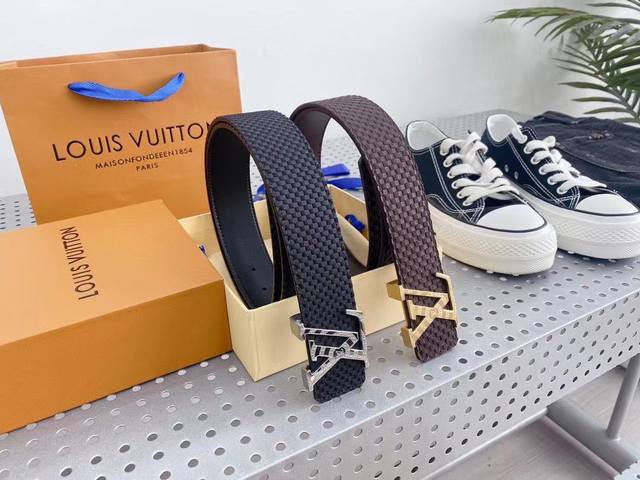Lv Initiales The iconic initials are placed at the center of the belt. The exqui