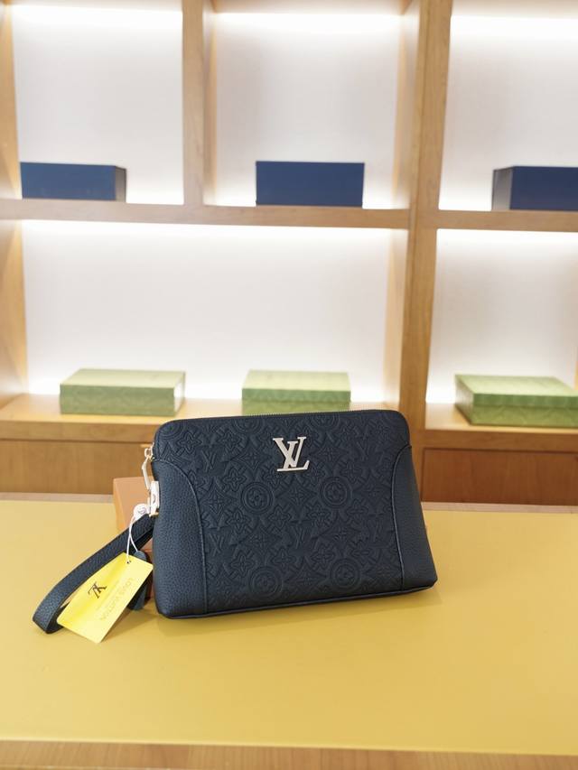 Lv High-end clutch bag from Louis Vuitton's official website. A global hit. Made