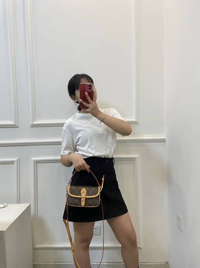 Folding Gift BoxLv new size baguette messenger bag flap handbag, popular online