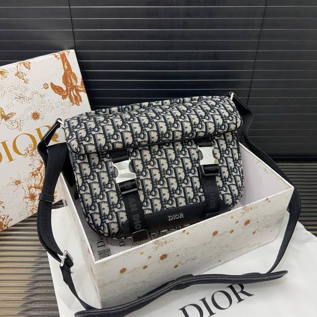 Dior Explorer Oblique Mirage Classic Technology Grained Calfskin Shoulder Crossb