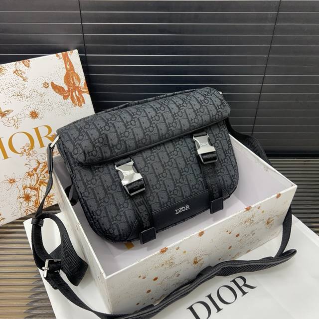 Dior Explorer Oblique Mirage Classic Technology Grained Calfskin Shoulder Crossb