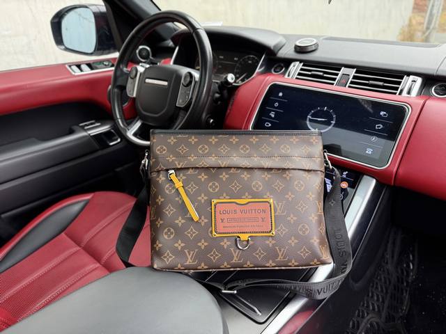 High-end new "Louis Vuitton" Lv shoulder bag Louis Vuitton shoulder messenger b