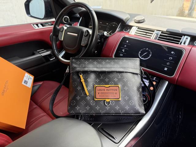 High-end new "Louis Vuitton" Lv shoulder bag Louis Vuitton shoulder messenger b