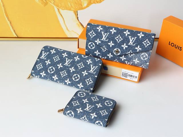 Color Blue Cloth Size 11X8.5M81185 This zippered coin purse is made of Monogram