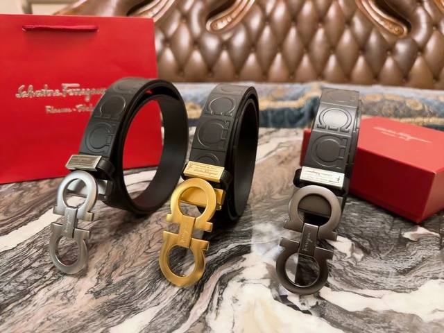 Ferragamo's new Ferragamo belt is made of top-grain cowhide with a delicate tex