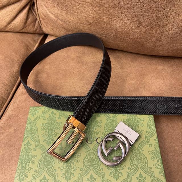 One belt with one buckle One belt with two buckles First choice Gucci's latest t