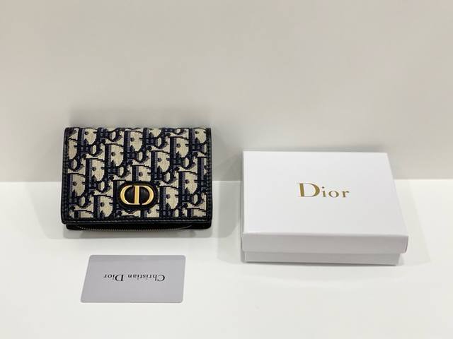Dior 2055 Color Black Size 13.5*9.5*3.5 The latest model from Dior is now availa