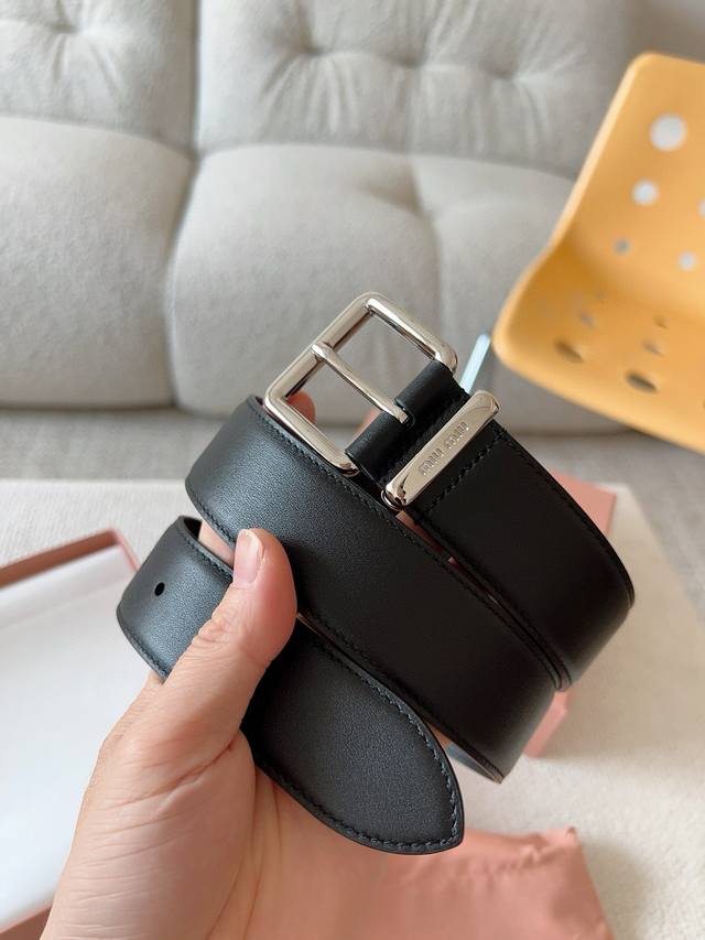Miu Miu This leather belt is simple and elegant in design, with a metal buckle