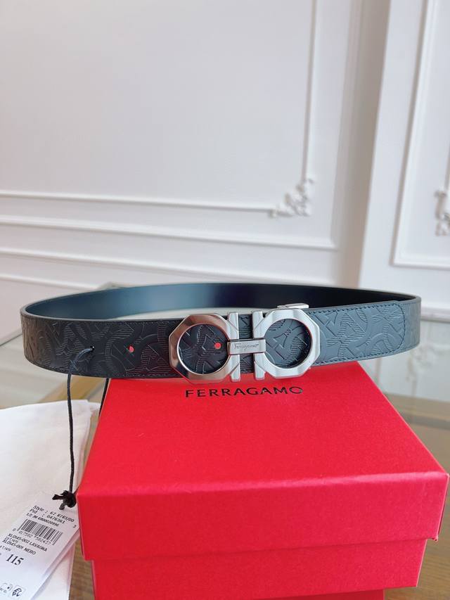 Ferragamo's new Ferragamo belt is made of top-grain cowhide with a delicate tex