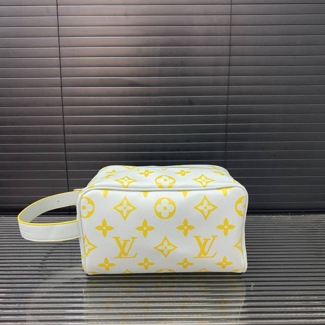 Louisvuitton Louis Vuitton Lv cosmetic bag wash bag clutch bag unisex classic al
