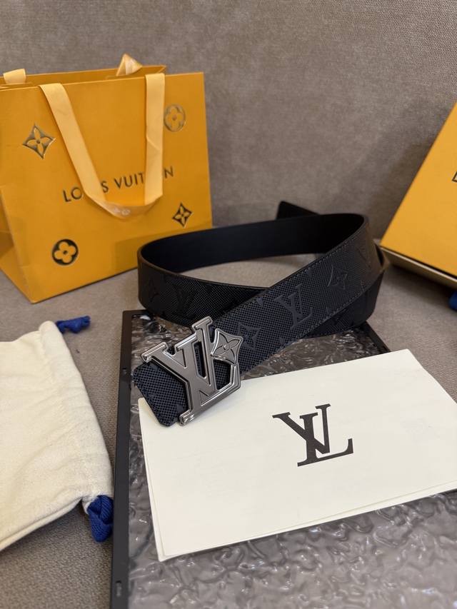 Lv Dimension 4.0 double-sided belt introduces classic style into a novel size de