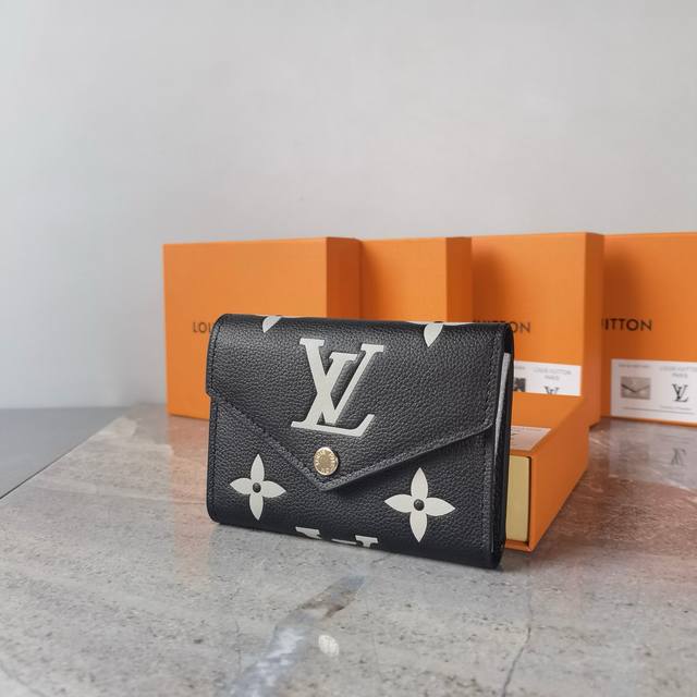 Color Black and White Size 12*9*2.5Lv Pont 9 short wallet is made of silky cowh