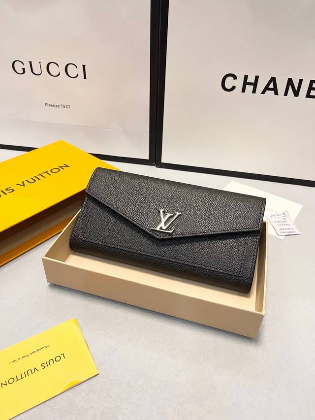 Color Black Size 19X10 The elegant Mylockme wallet made of soft calfskin echoes