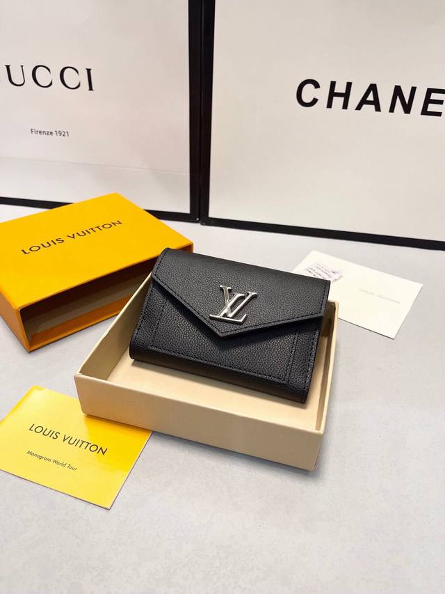 Color Black Size 11X10 The elegant Mylockme wallet made of soft calfskin echoes